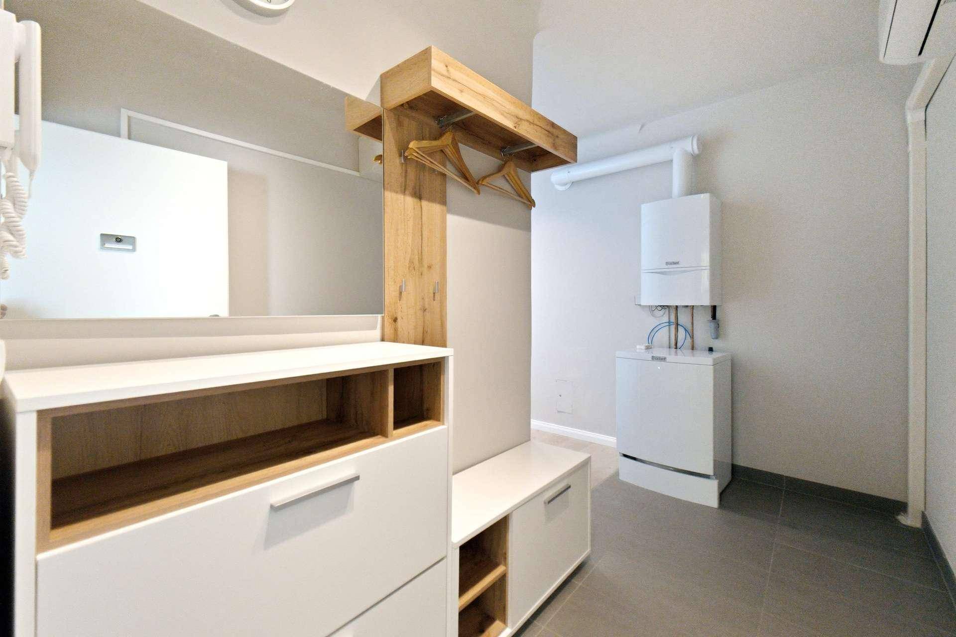 Hauswirtschaftsraum mit Heizungsanlage, Stauraum und modernem Design.