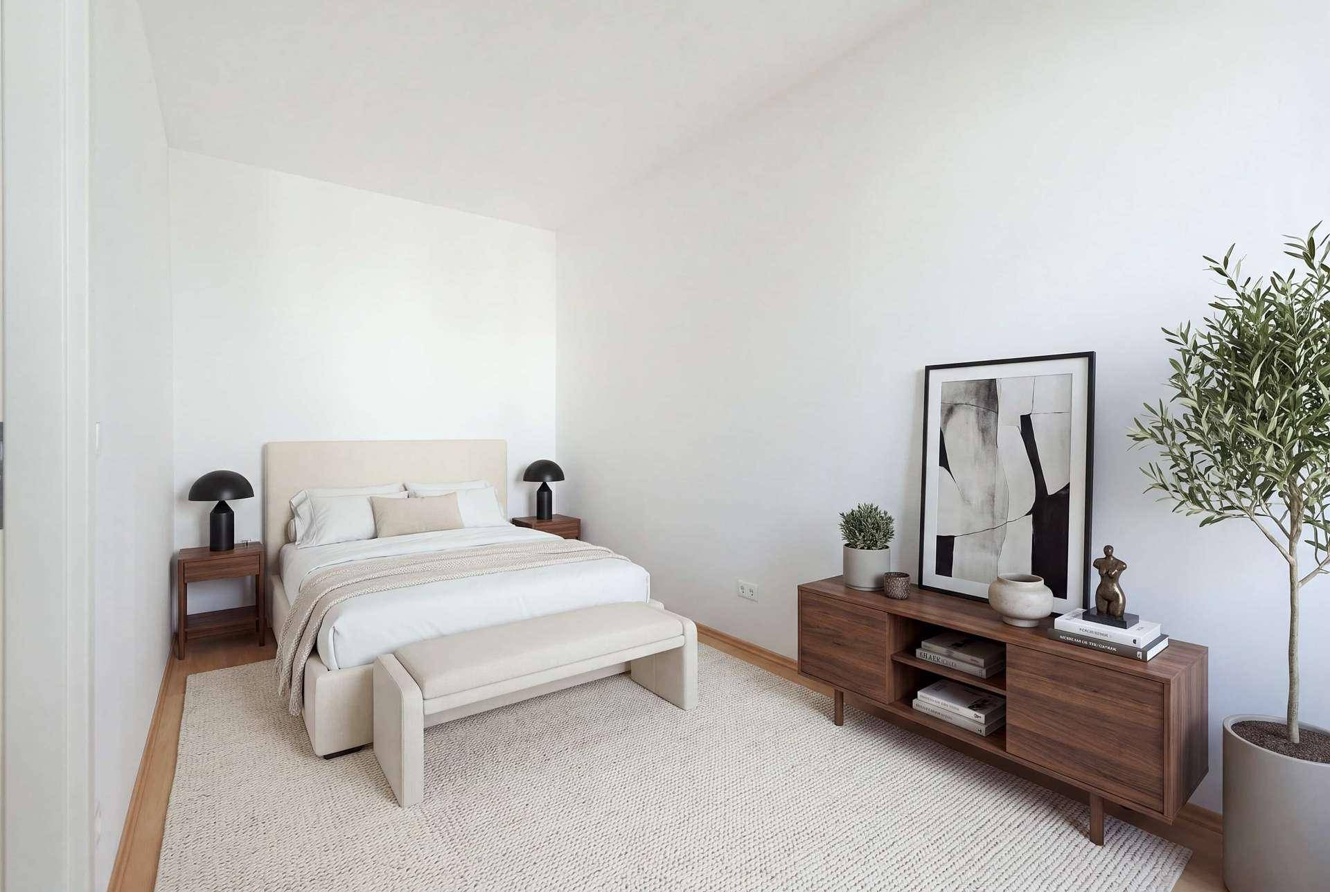 Virtuell inszeniertes Schlafzimmer mit modernem Bett, Holzboden und stilvoller Dekoration.