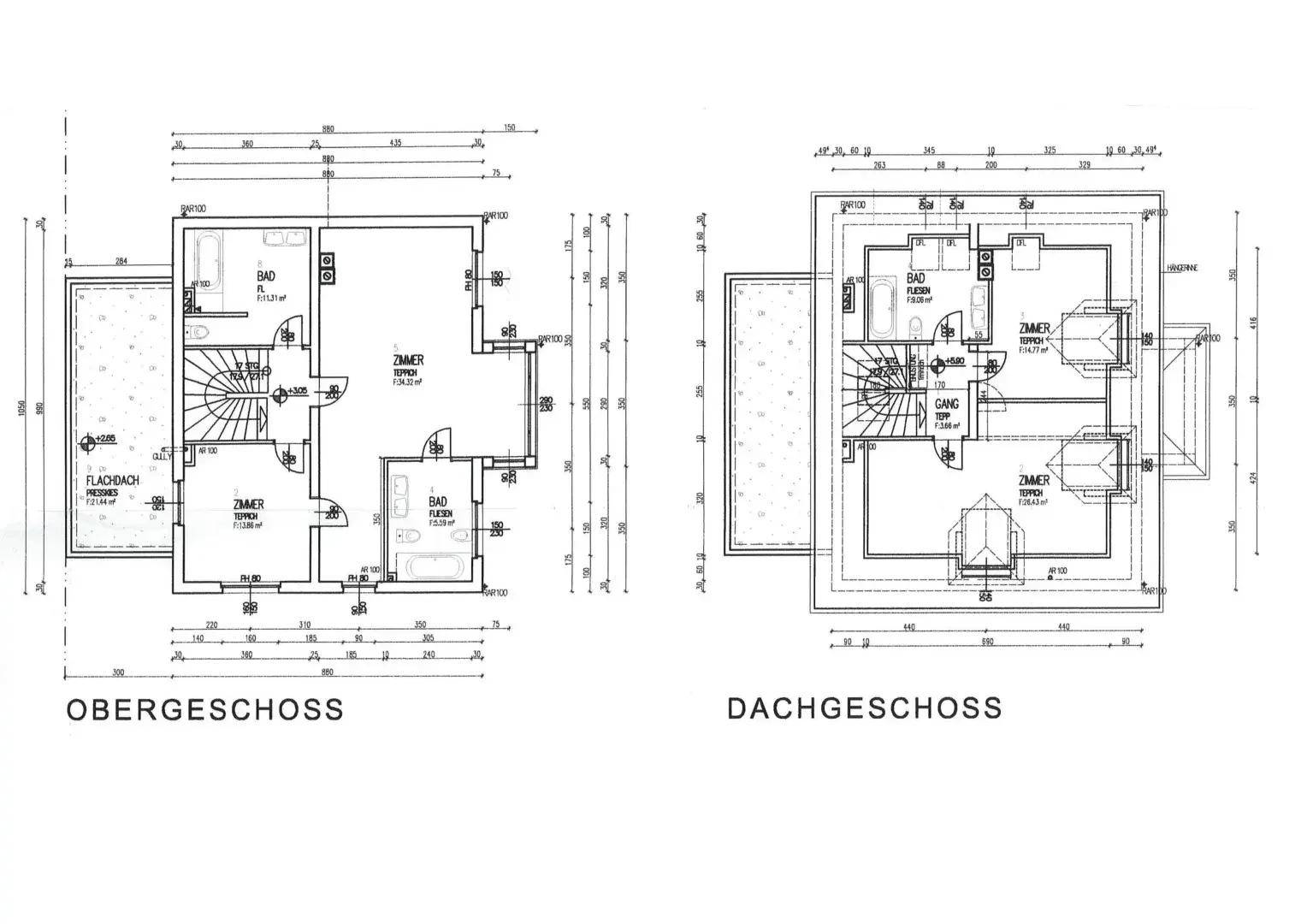 Grundrisse des Ober- und Dachgeschosses mit mehreren Zimmern, Bädern und einer Terrasse.