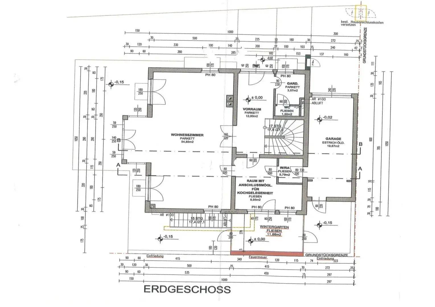 Grundriss des Erdgeschosses mit Wohnzimmer, Wintergarten, Garage und Anschluss für einen Kachelofen.