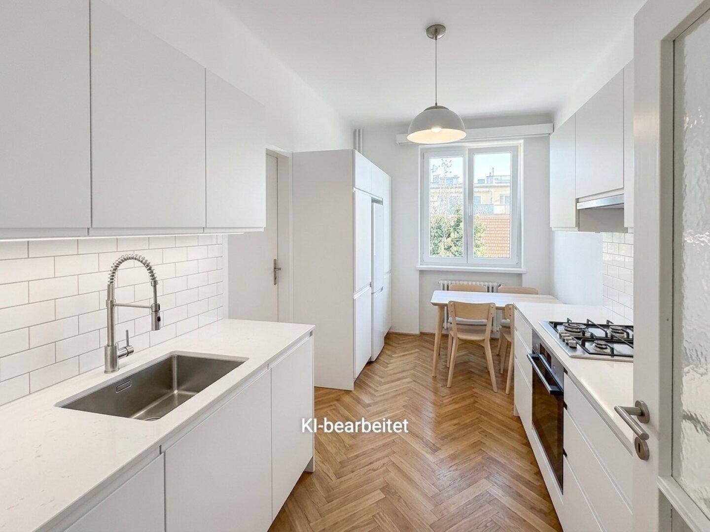 Helle, moderne Wohnküche mit weißen Schränken, Gasherd und einem Essbereich am Fenster.