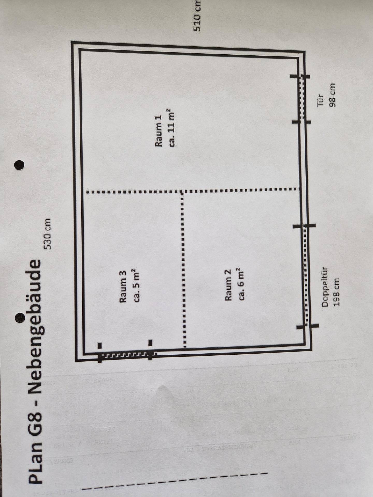 Grundriss eines Nebengebäudes mit drei Räumen und verschiedenen Türbreiten, inklusive Maßen.