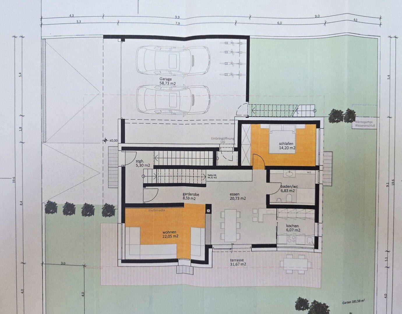 Grundriss des Erdgeschosses mit Doppelgarage, offenem Wohnbereich, Küche und großer Terrasse.