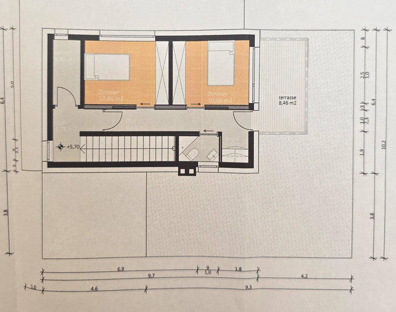 Grundriss des Dachgeschosses mit zwei Zimmern und einer zugänglichen Dachterrasse.