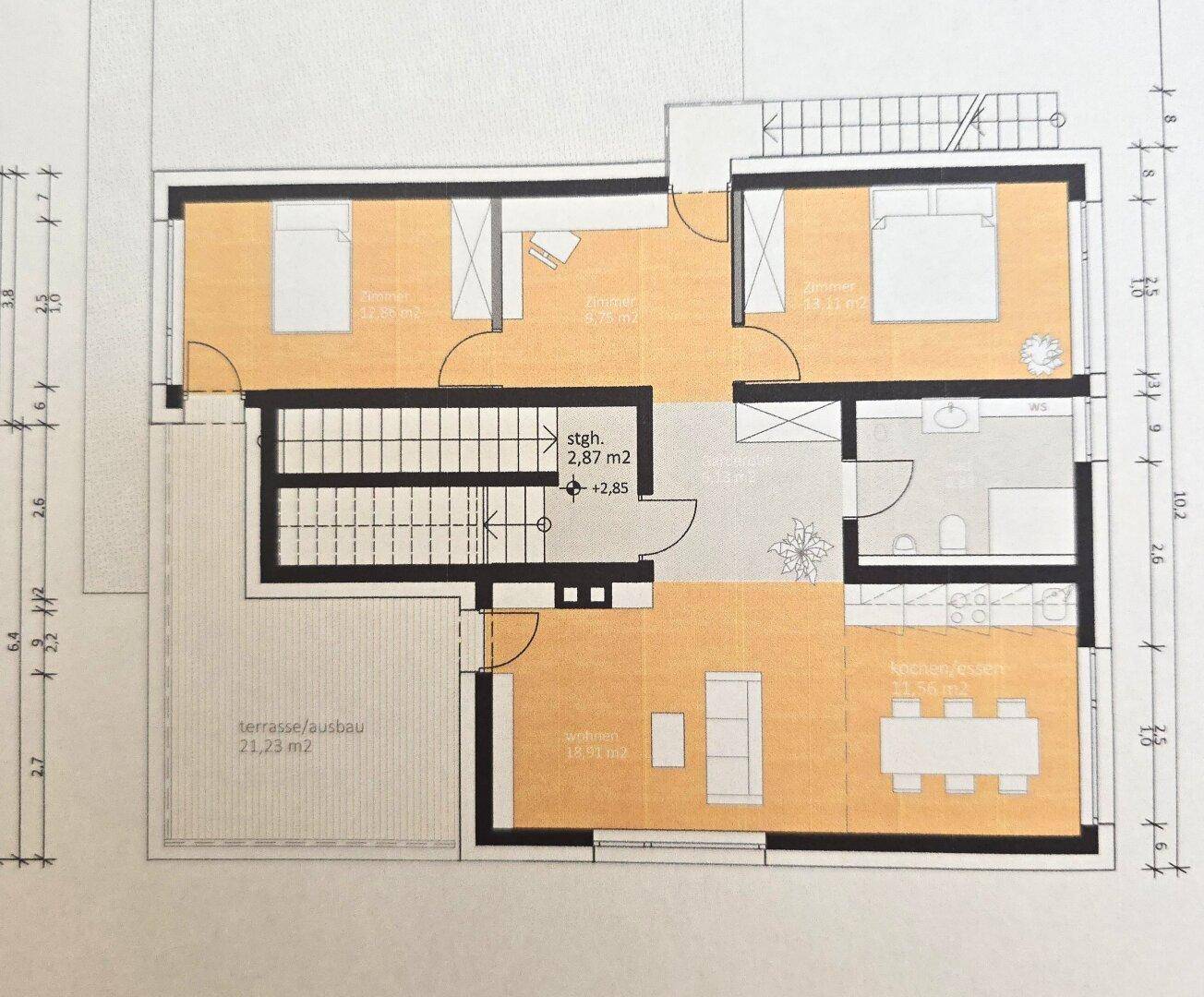 Grundriss des Obergeschosses mit Schlafzimmern, Badezimmer und einer weiteren Terrasse.