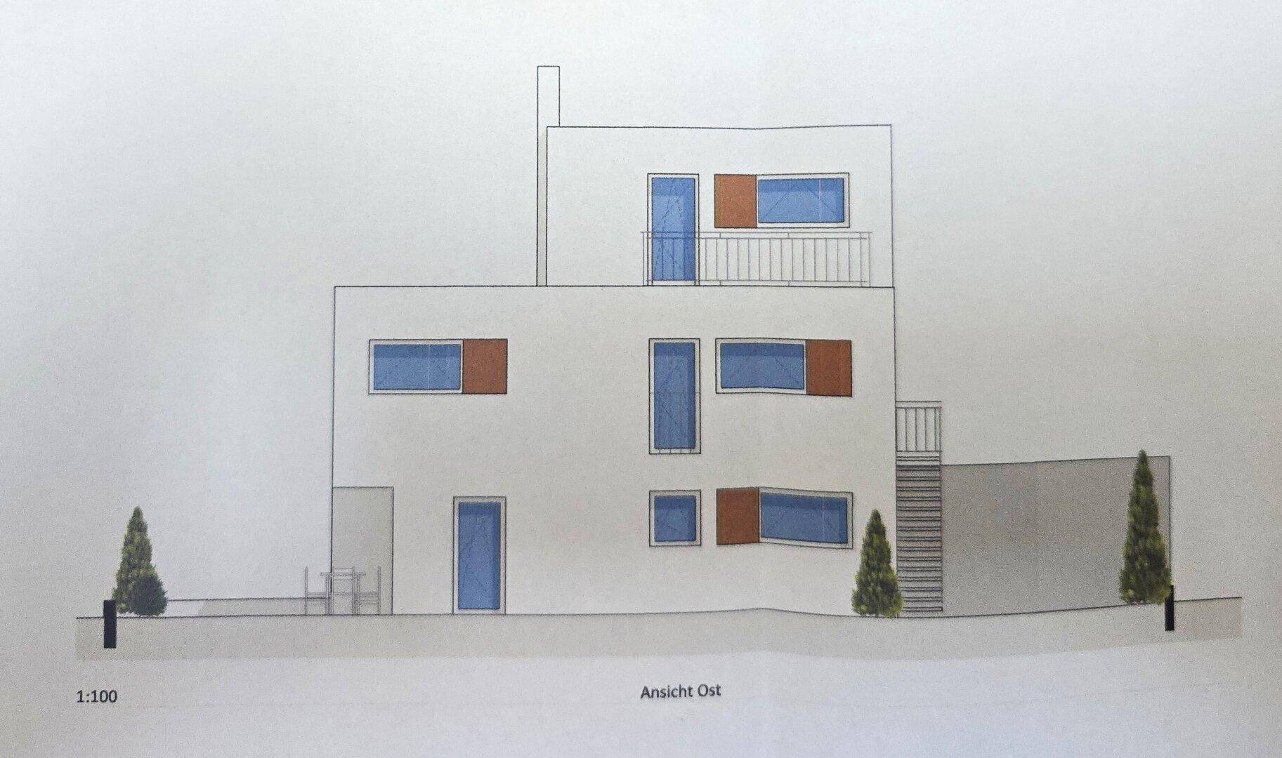 Architektonische Ostansicht des Gebäudes im Maßstab 1:100 mit Balkon und Außentreppe.
