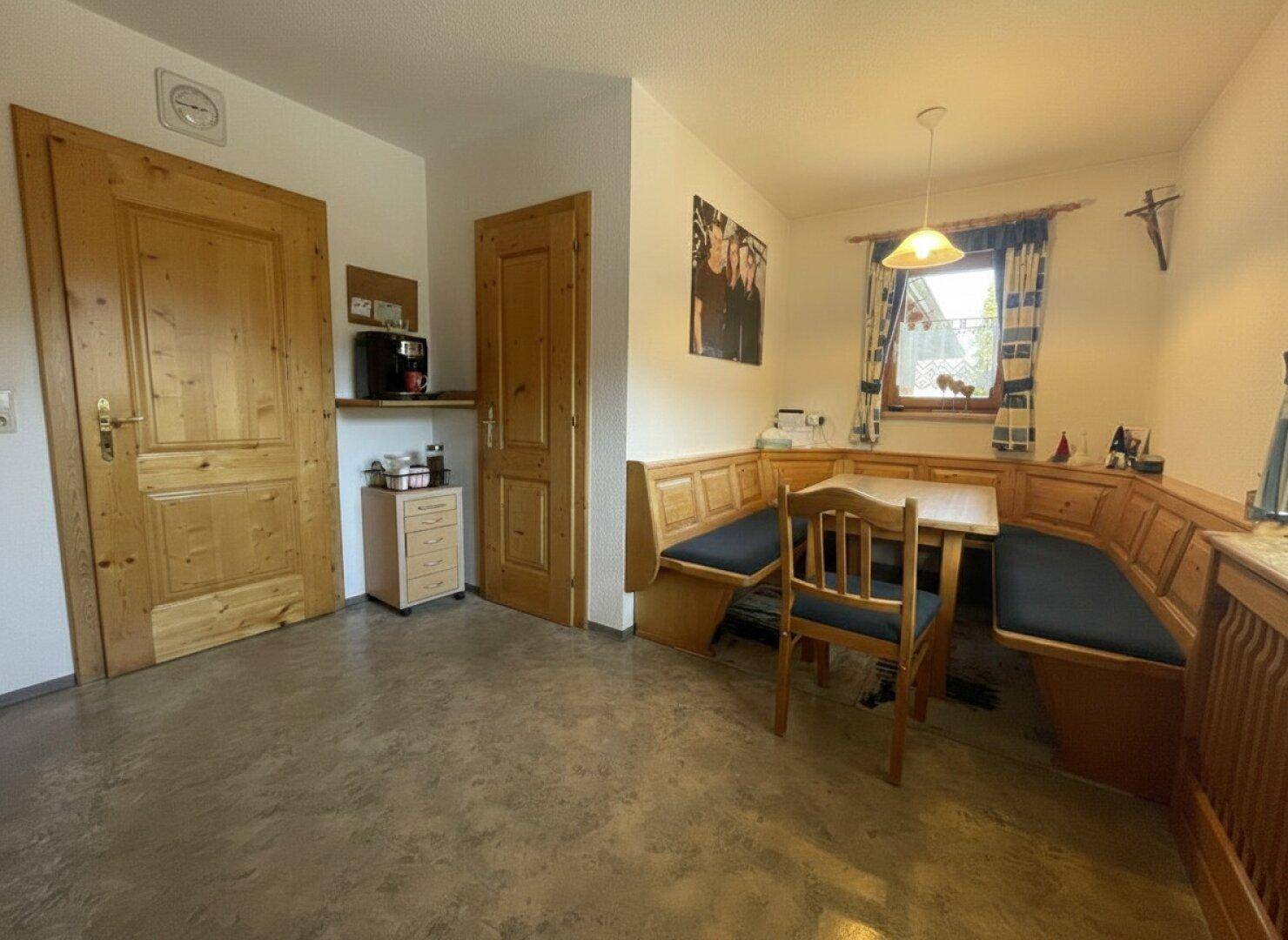 Gemütlicher Essbereich im traditionellen Stil mit Eckbank und Holztisch, ideal für Familienmahlzeiten.