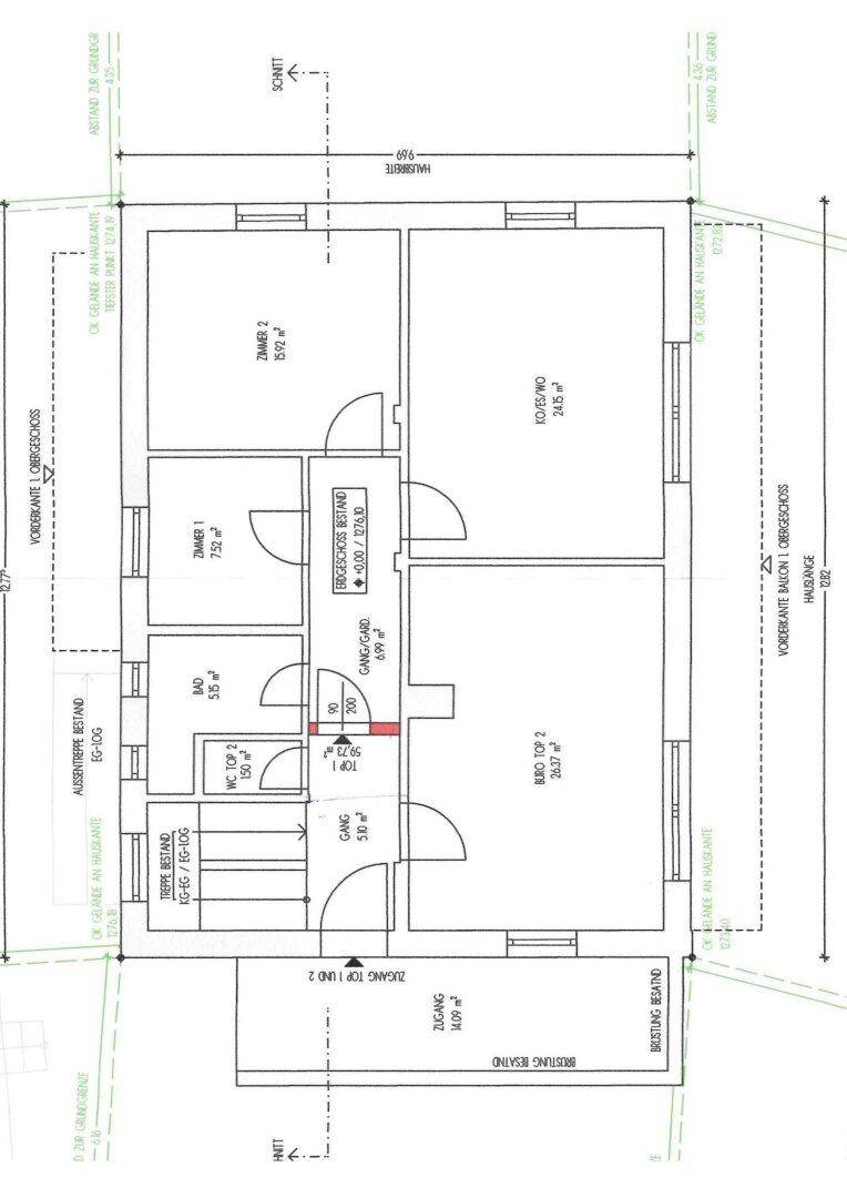 Grundriss des Obergeschosses mit Schlafzimmern, Bad und Balkonzugang.