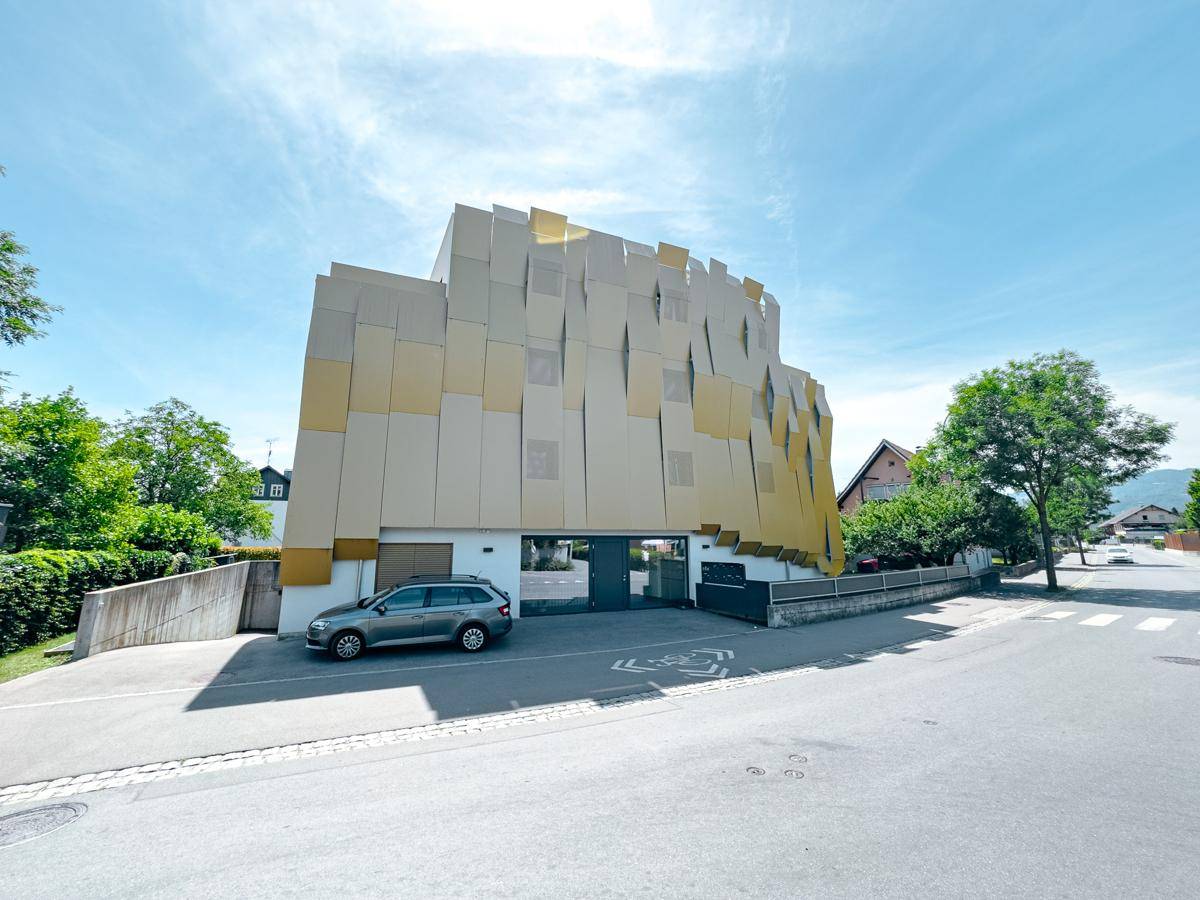 Auffälliges modernes Gebäude mit einzigartiger Fassadengestaltung an einer Straßenecke.