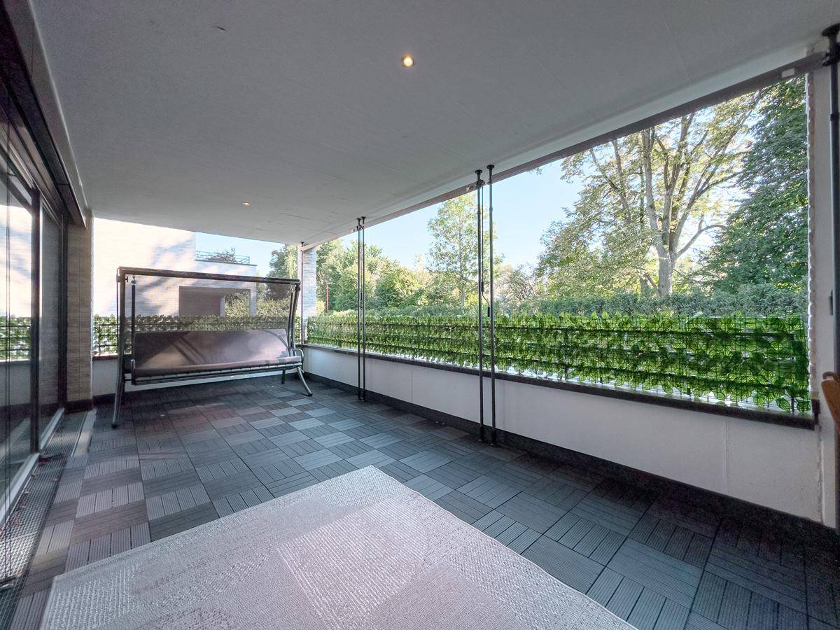 Großer Balkon mit bequemen Lounge-Möbeln und weitem Blick ins Grüne, ideal für Entspannung.