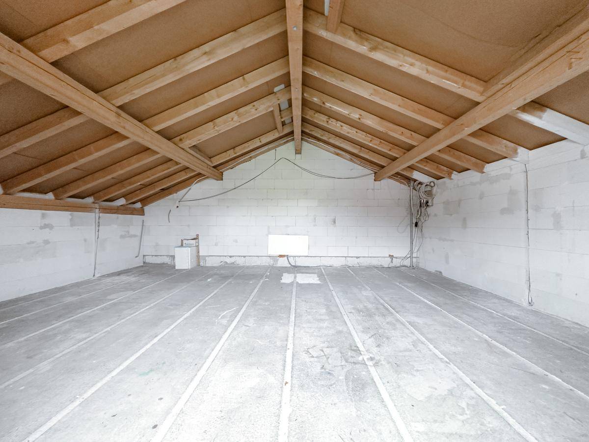 Unausgebauter Dachboden mit sichtbarer Holzkonstruktion und viel Potenzial.