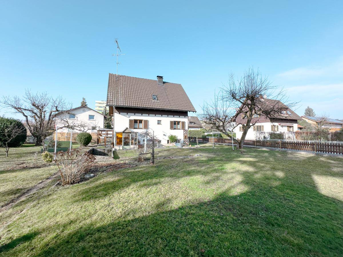 Einfamilienhaus mit großem Garten und kleinem Wintergartenanbau.