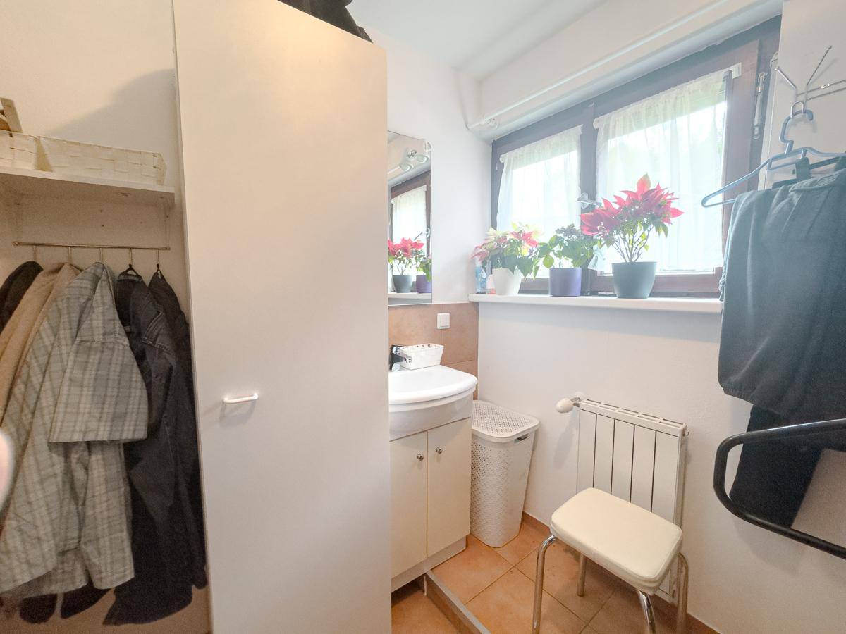 Kleines WC mit Waschbecken, Fenster und Heizkörper, auch als Abstellraum nutzbar.