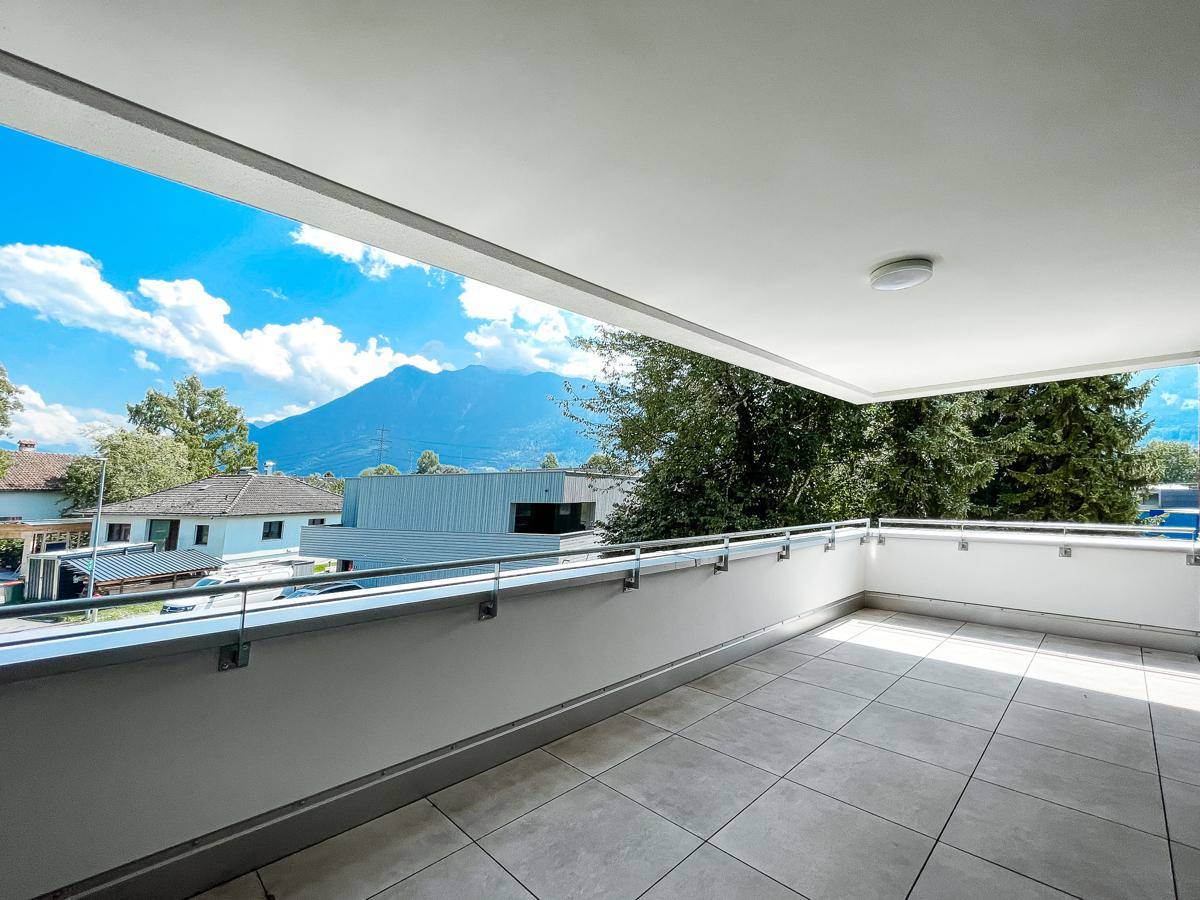 Geräumiger Balkon mit Fliesenboden und atemberaubendem Bergblick, ideal zum Entspannen im Freien.