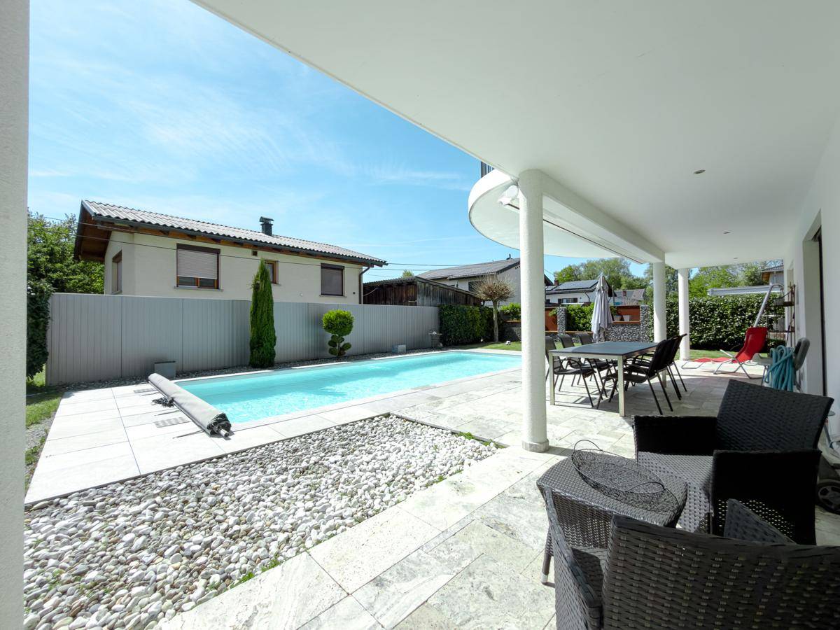 Großzügige Terrasse mit Sitzgelegenheiten, Pool und Blick auf die umliegende Nachbarschaft.