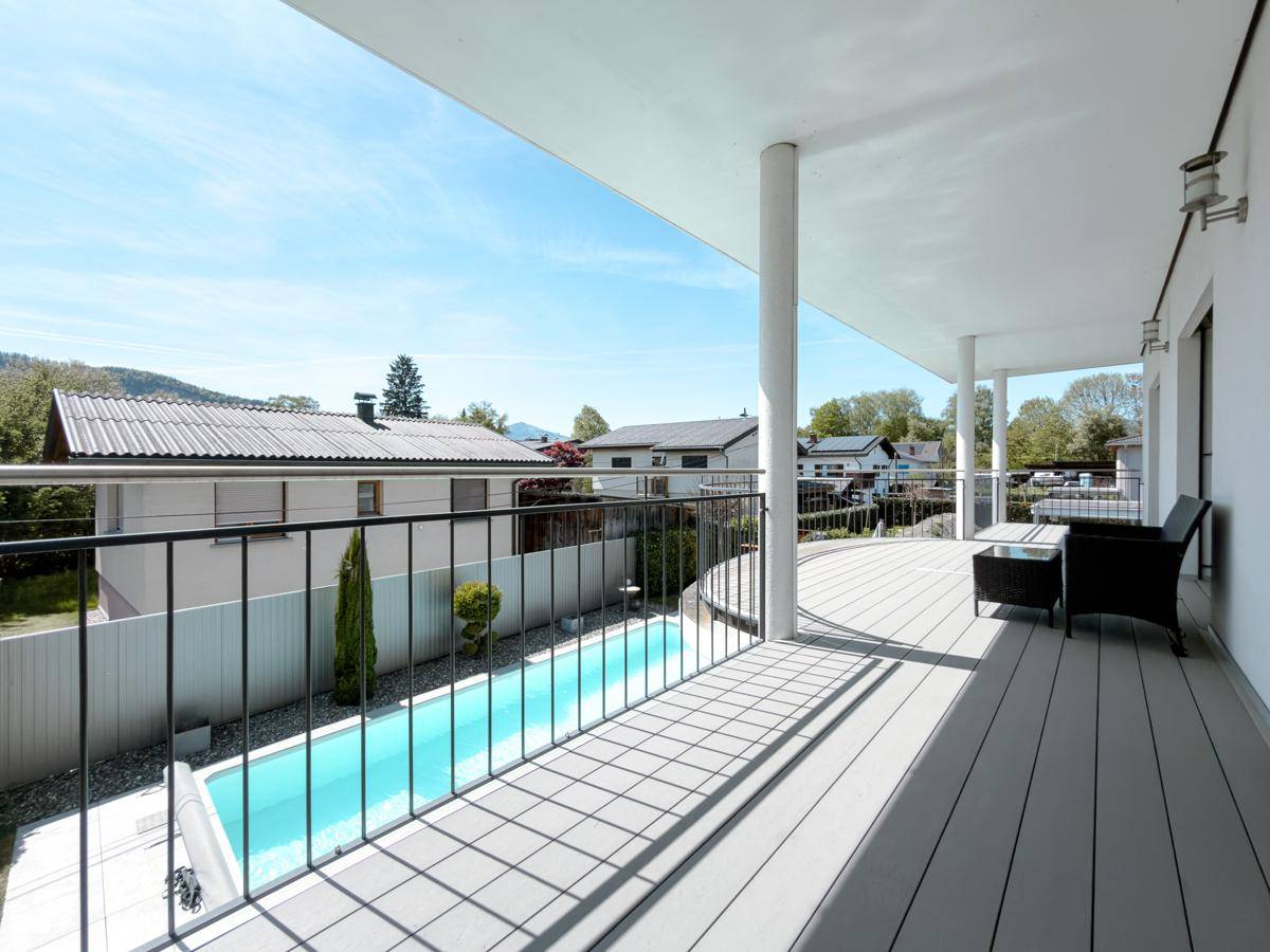 Weitläufiger Balkon mit viel Platz für Sitzgelegenheiten und einem schönen Ausblick.