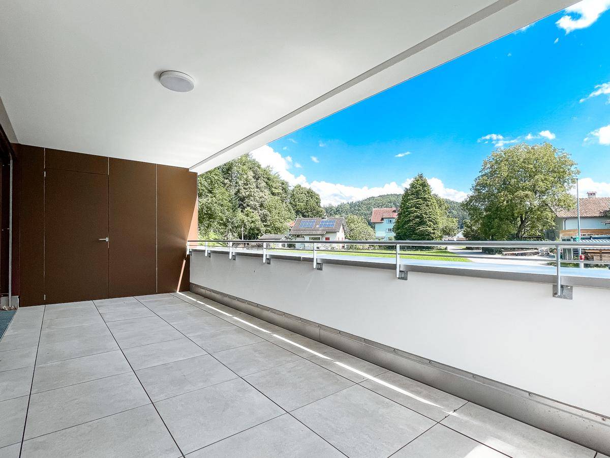 Großer Balkon mit weitem Blick ins Grüne und auf die umliegende Landschaft.