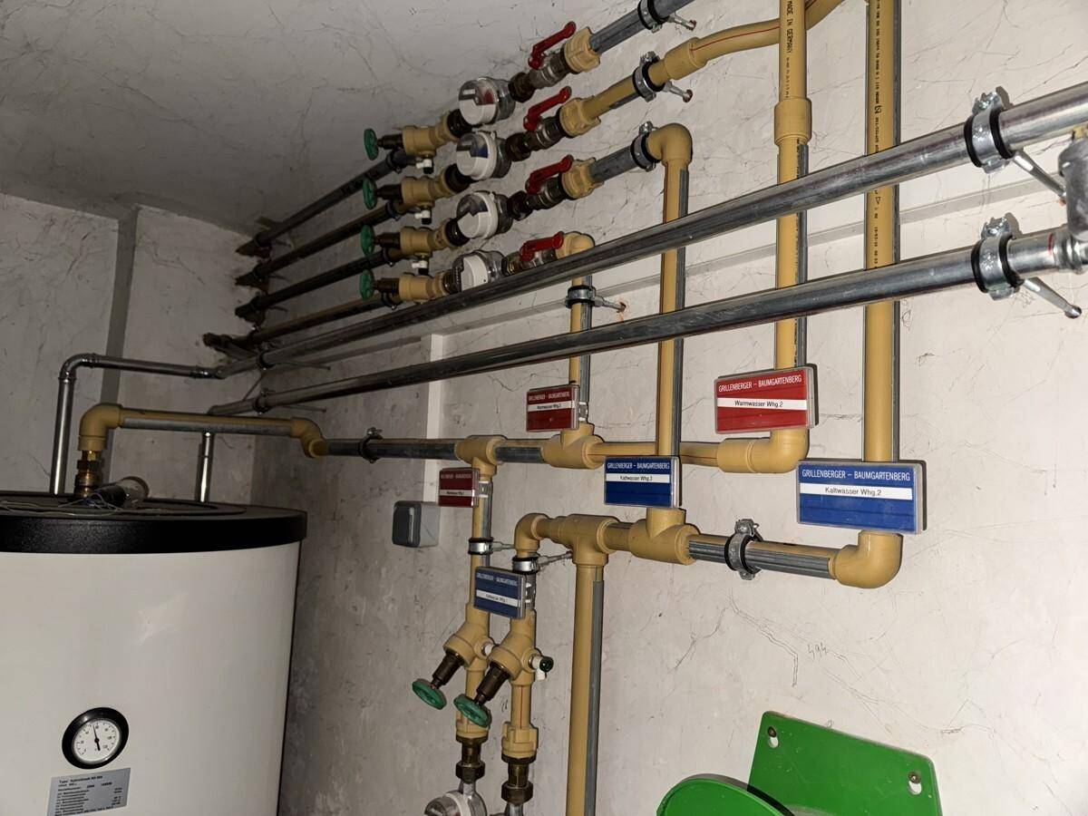 Umfangreiches Rohrsystem und Ventile für die Heizungs- und Wasserinstallation des Gebäudes.