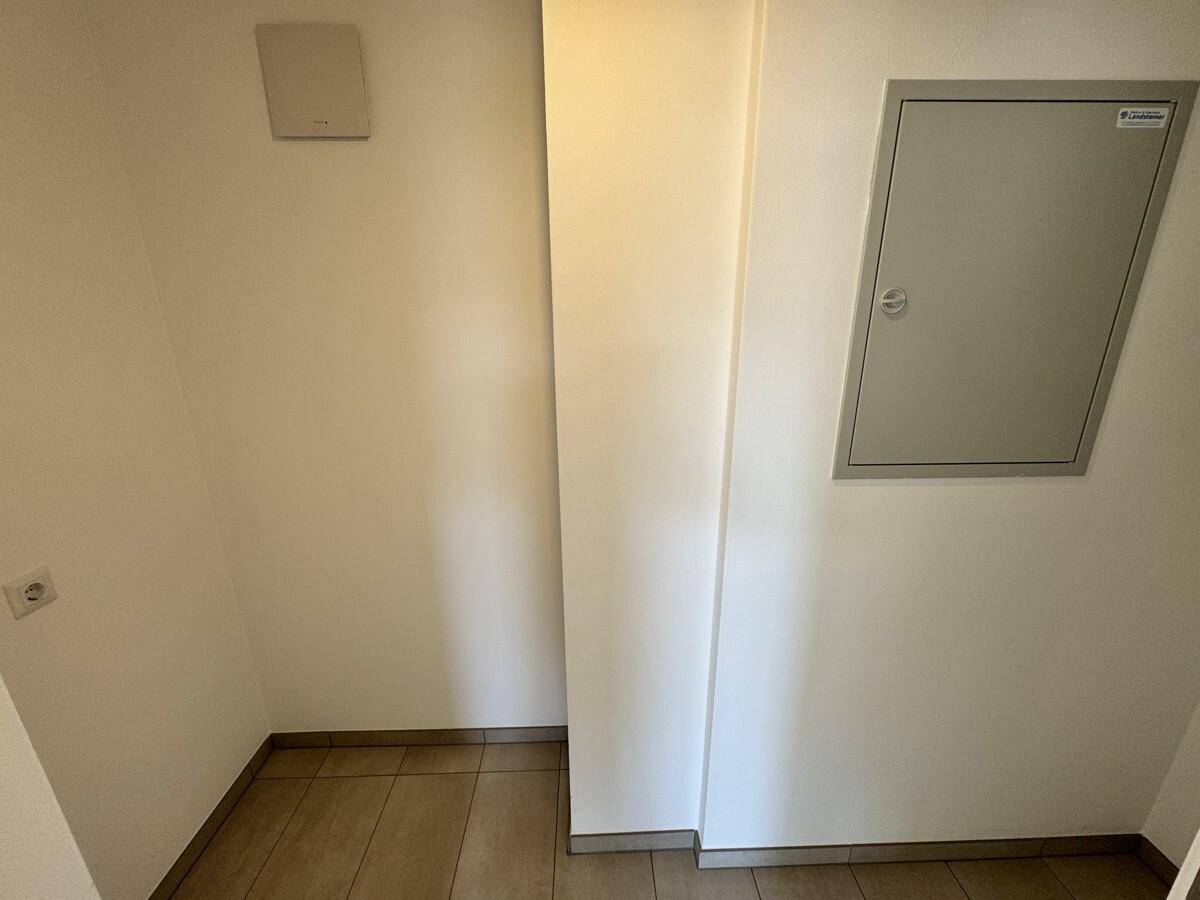 Praktischer Abstellraum mit Fliesenboden und Zugang zu den technischen Installationen.
