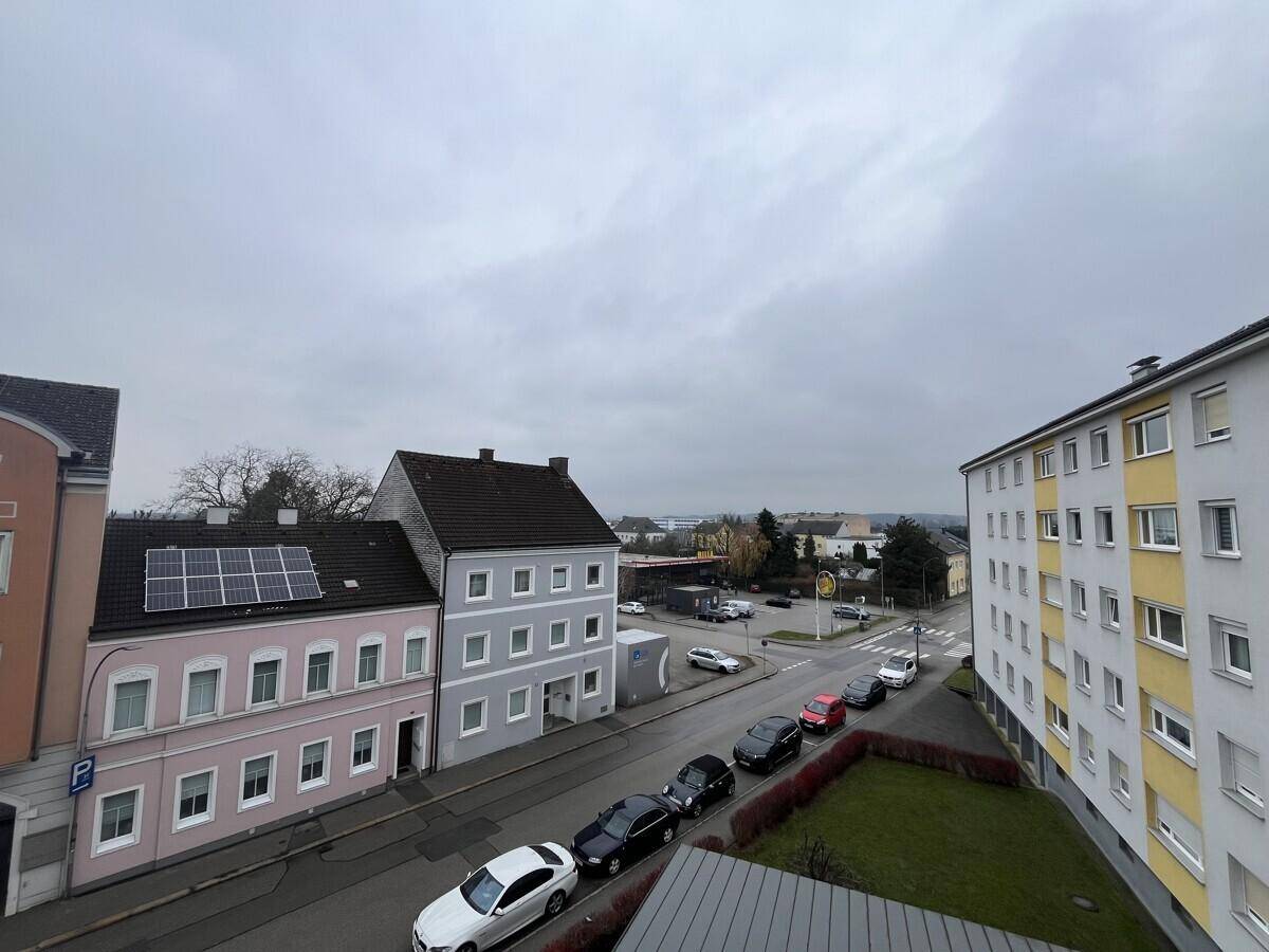 Weitläufiger Blick über die Wohngegend mit verschiedenen Gebäuden und einer Straße.