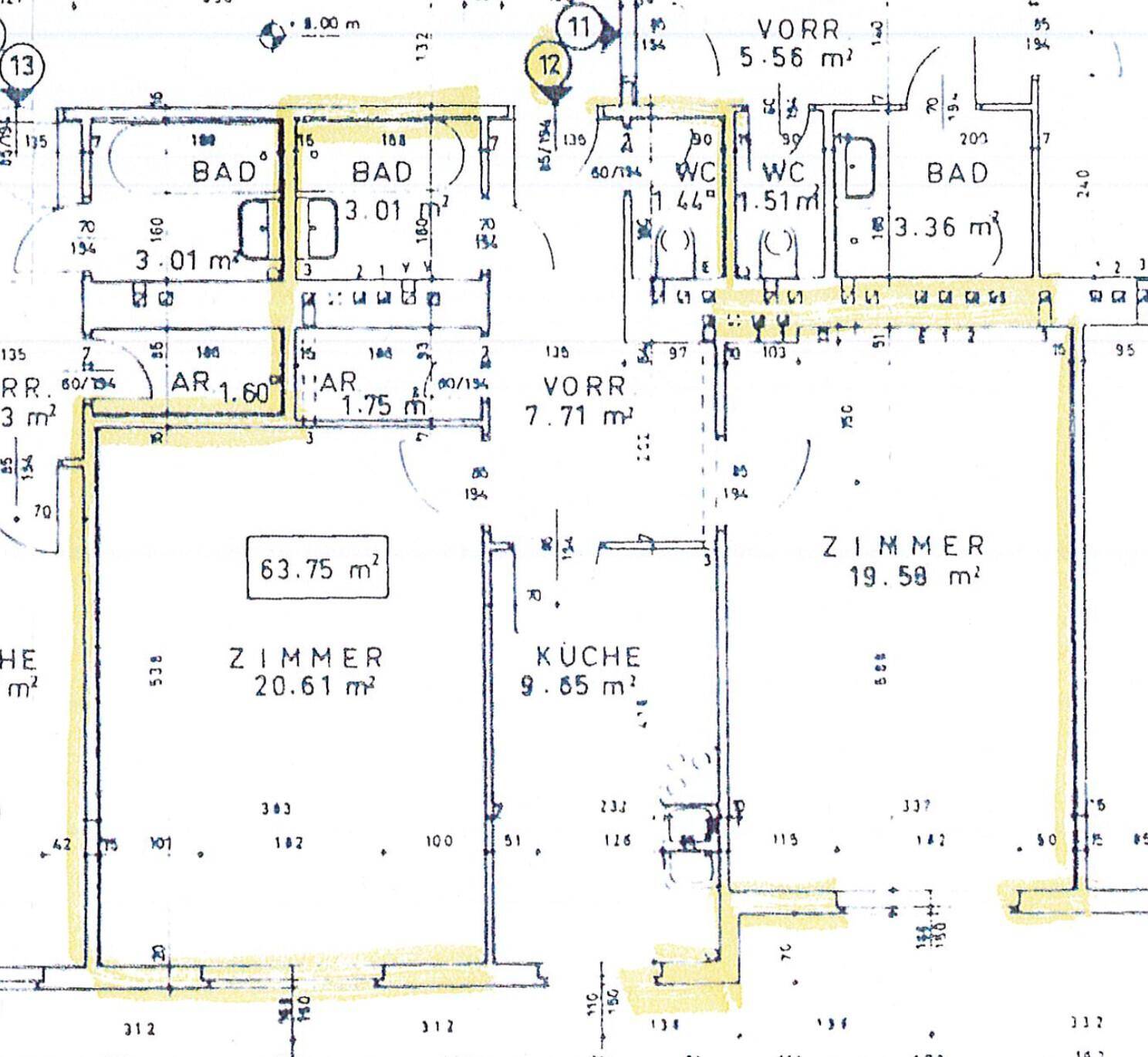 Grundriss einer Wohnung mit mehreren Zimmern, Bädern und einer Küche.