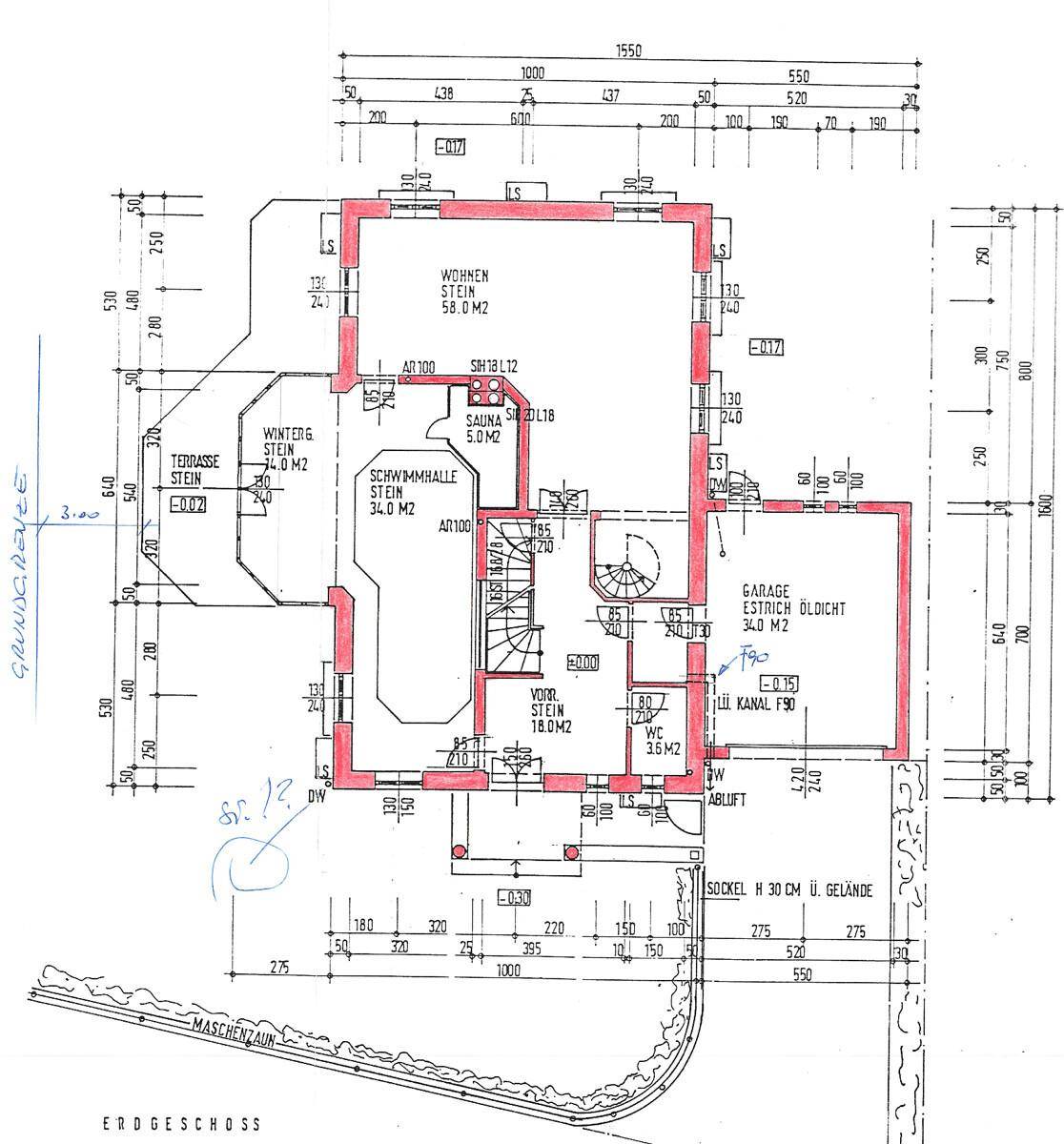 Grundriss des Erdgeschosses mit großem Wohnbereich, Garage, Sauna und Wintergarten.