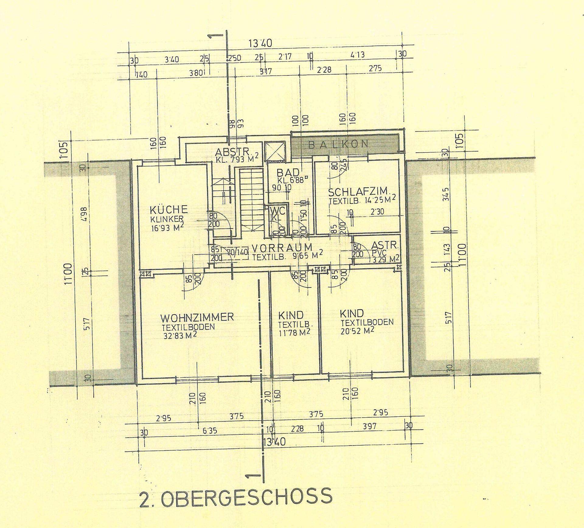 Grundriss des zweiten Obergeschosses mit Wohnzimmer, Küche, Schlafzimmern und Balkon.