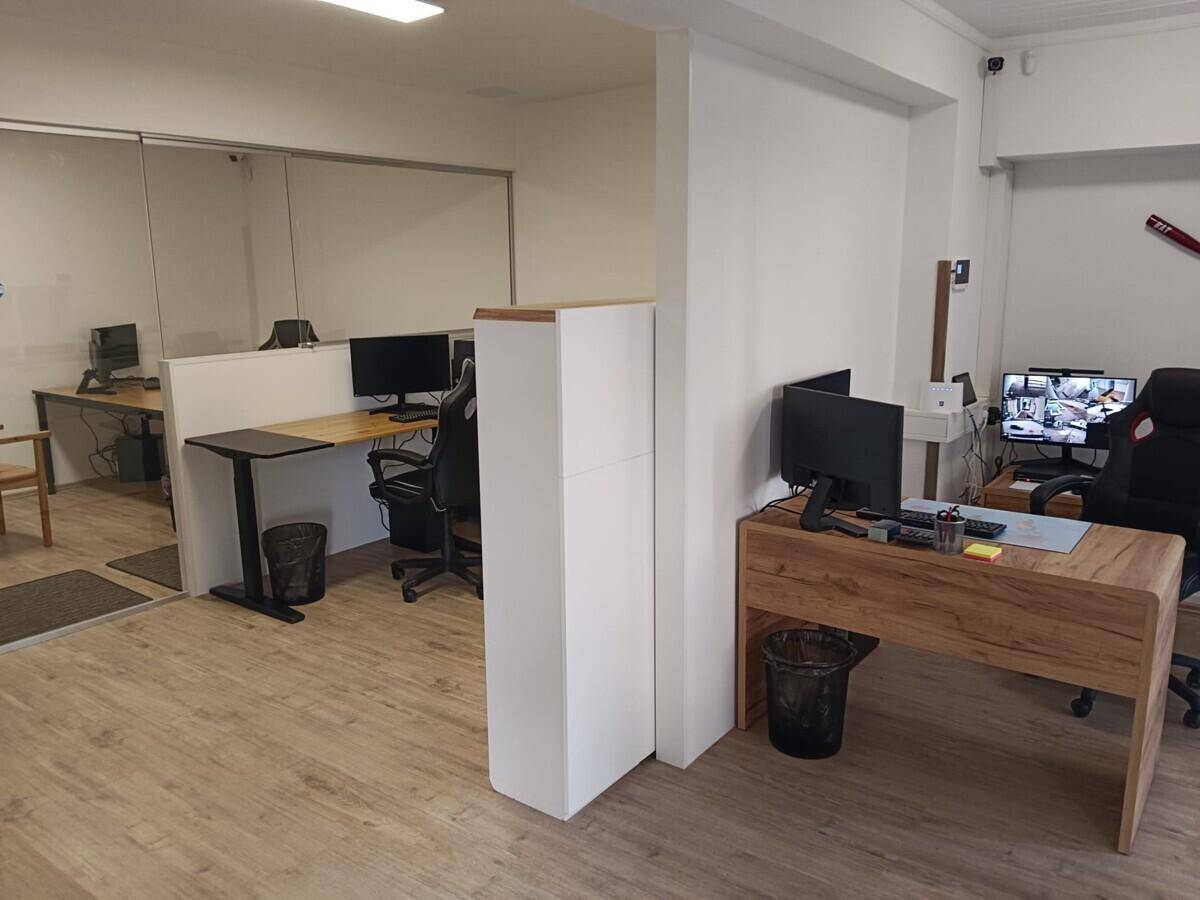 Offener Bürobereich mit mehreren Arbeitsplätzen und Laminatboden.