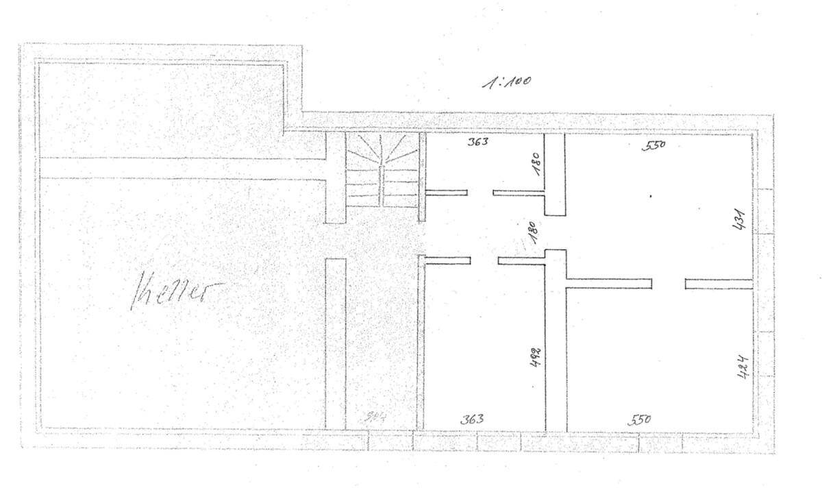 Handgezeichneter Grundriss des Kellergeschosses mit Abmessungen und Treppenhaus.