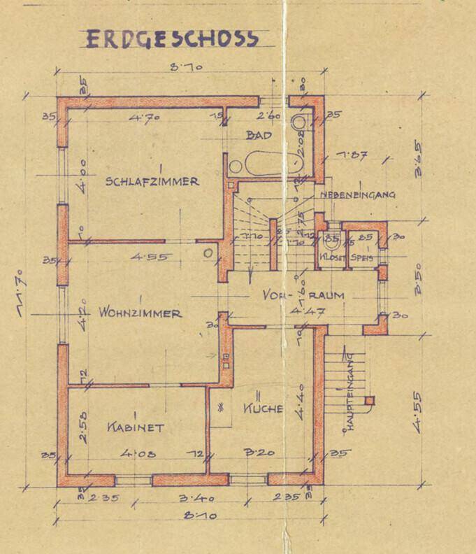 Handgezeichneter Grundriss des Erdgeschosses mit Zimmern und Maßen.