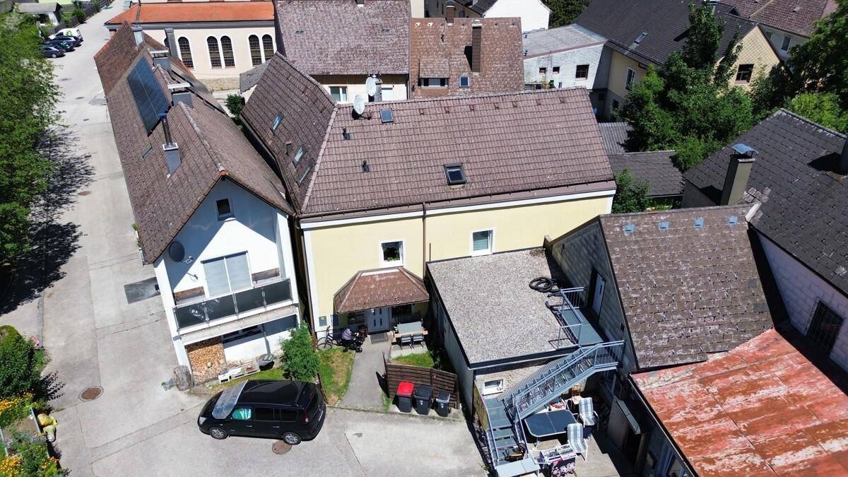 Luftaufnahme des Anwesens mit angrenzender Straße und weiteren Gebäuden in der Umgebung.