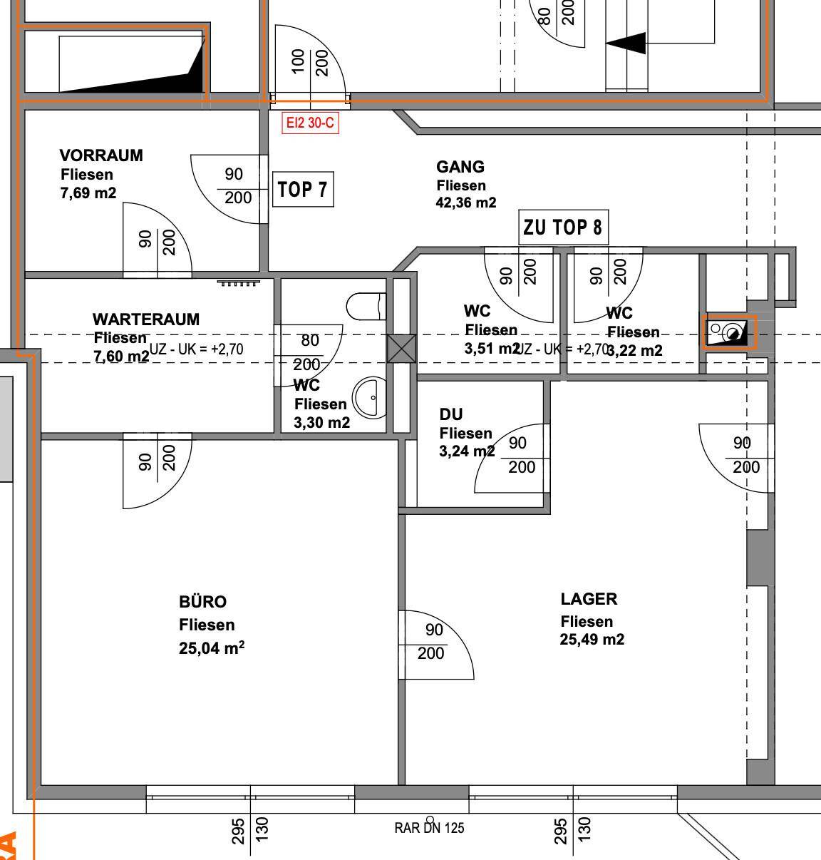 Detaillierter Grundriss mit verschiedenen Räumen wie Büro, Lager, Wartebereich und mehreren Toiletten.