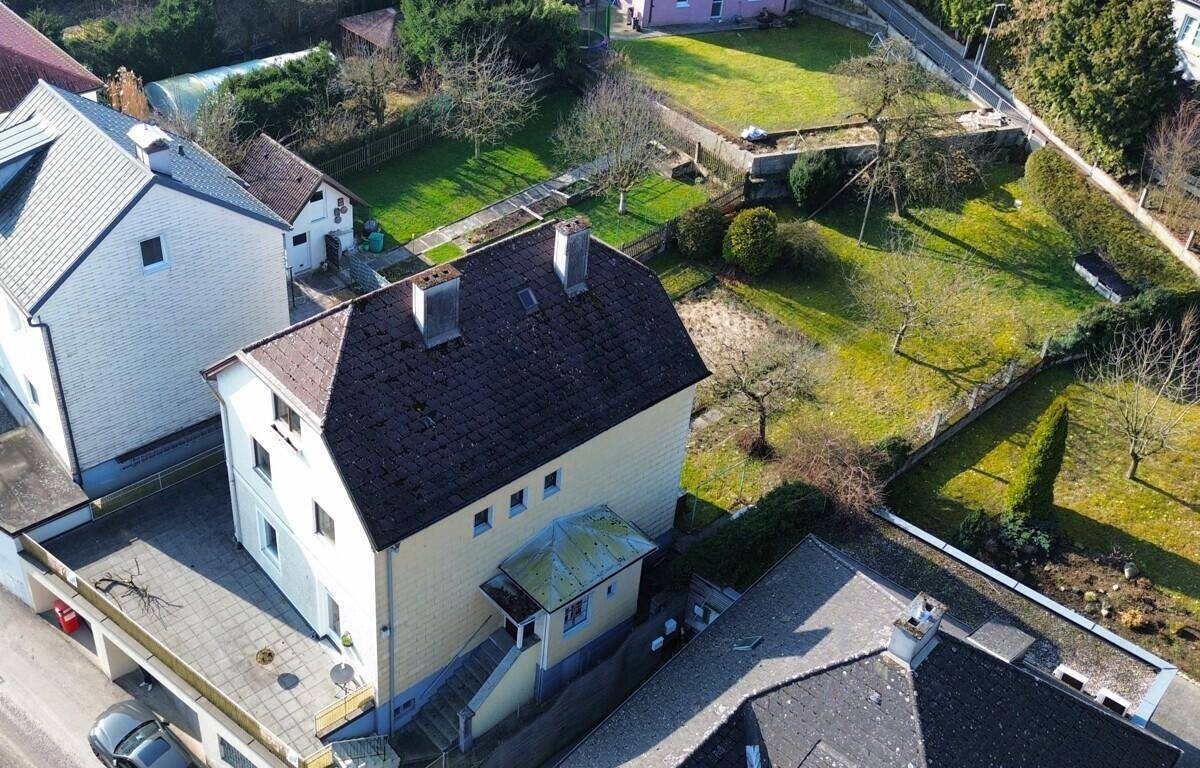 Vogelperspektive des Hauses mit großem Gartenbereich und angrenzenden Grundstücken.