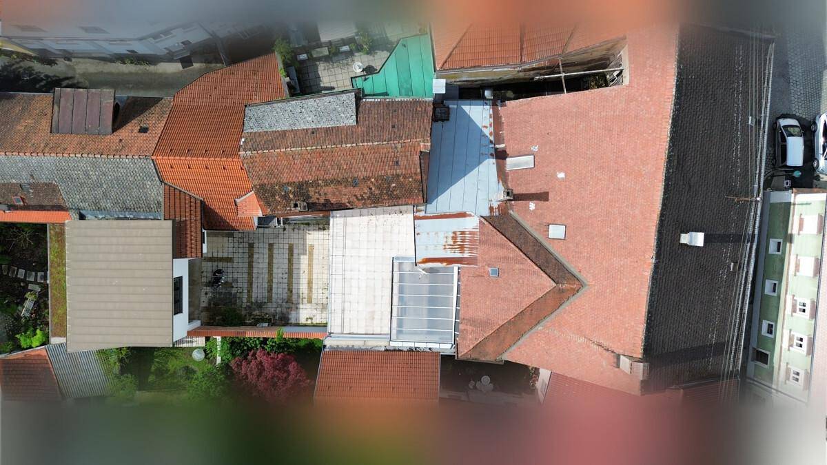 Vertikale Luftaufnahme von Dächern und Innenhöfen in einer städtischen Umgebung.