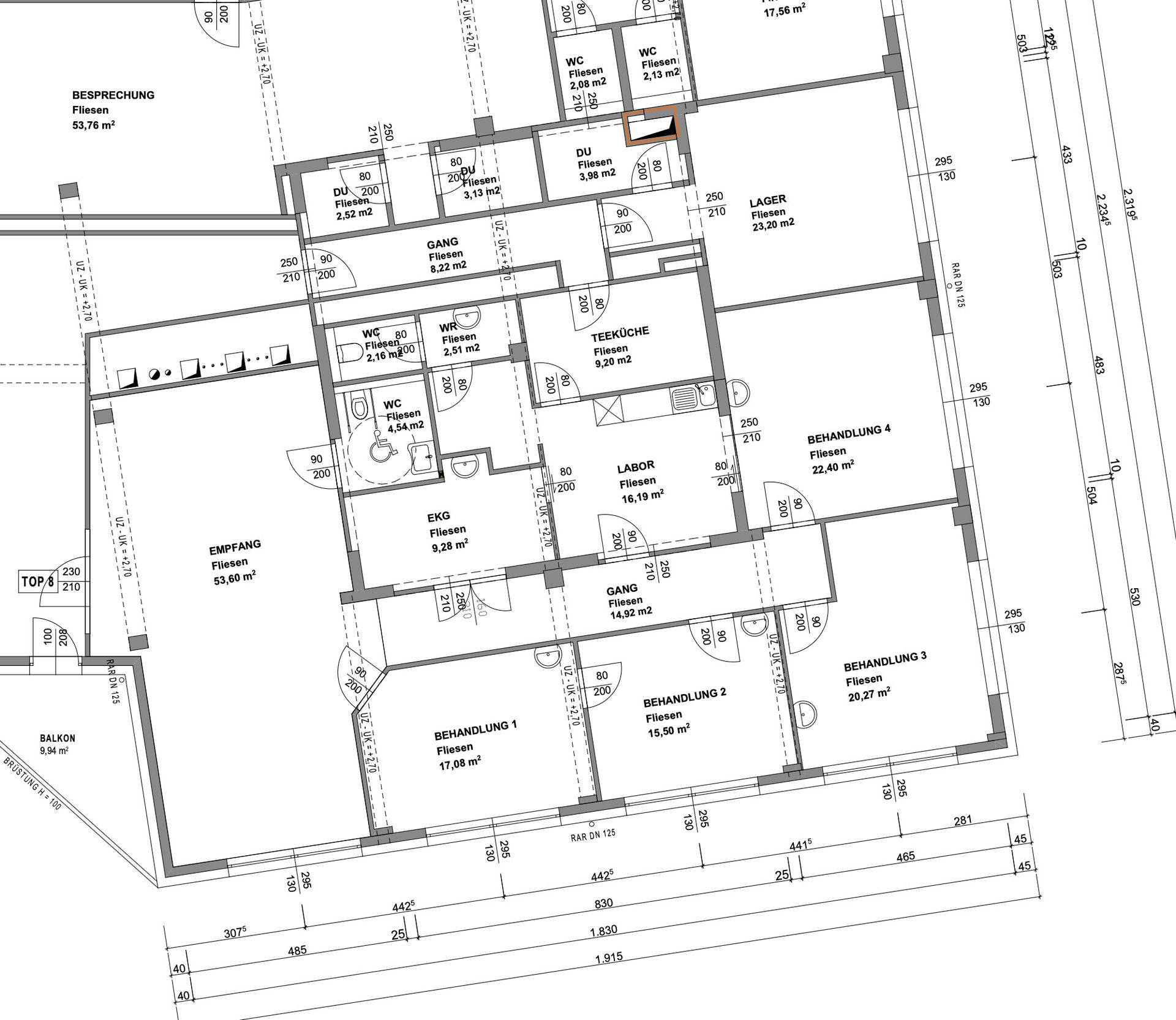 Detaillierter Grundriss mit verschiedenen Behandlungsräumen, Empfangsbereich und Sanitäranlagen.