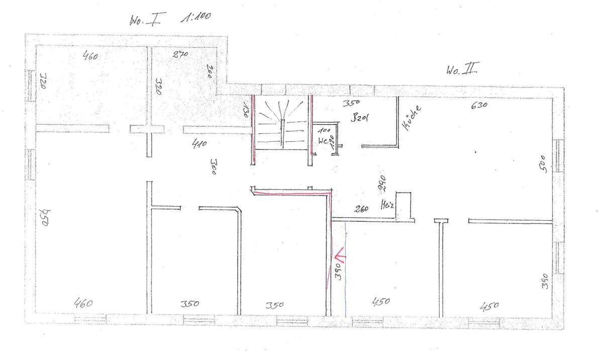 Handgezeichneter Grundriss des Erdgeschosses mit zwei Wohneinheiten und Treppenhaus.