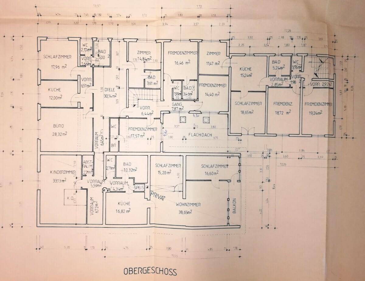 Grundriss des Obergeschosses mit Schlafzimmern, Fremdenzimmern und Wohnbereich.