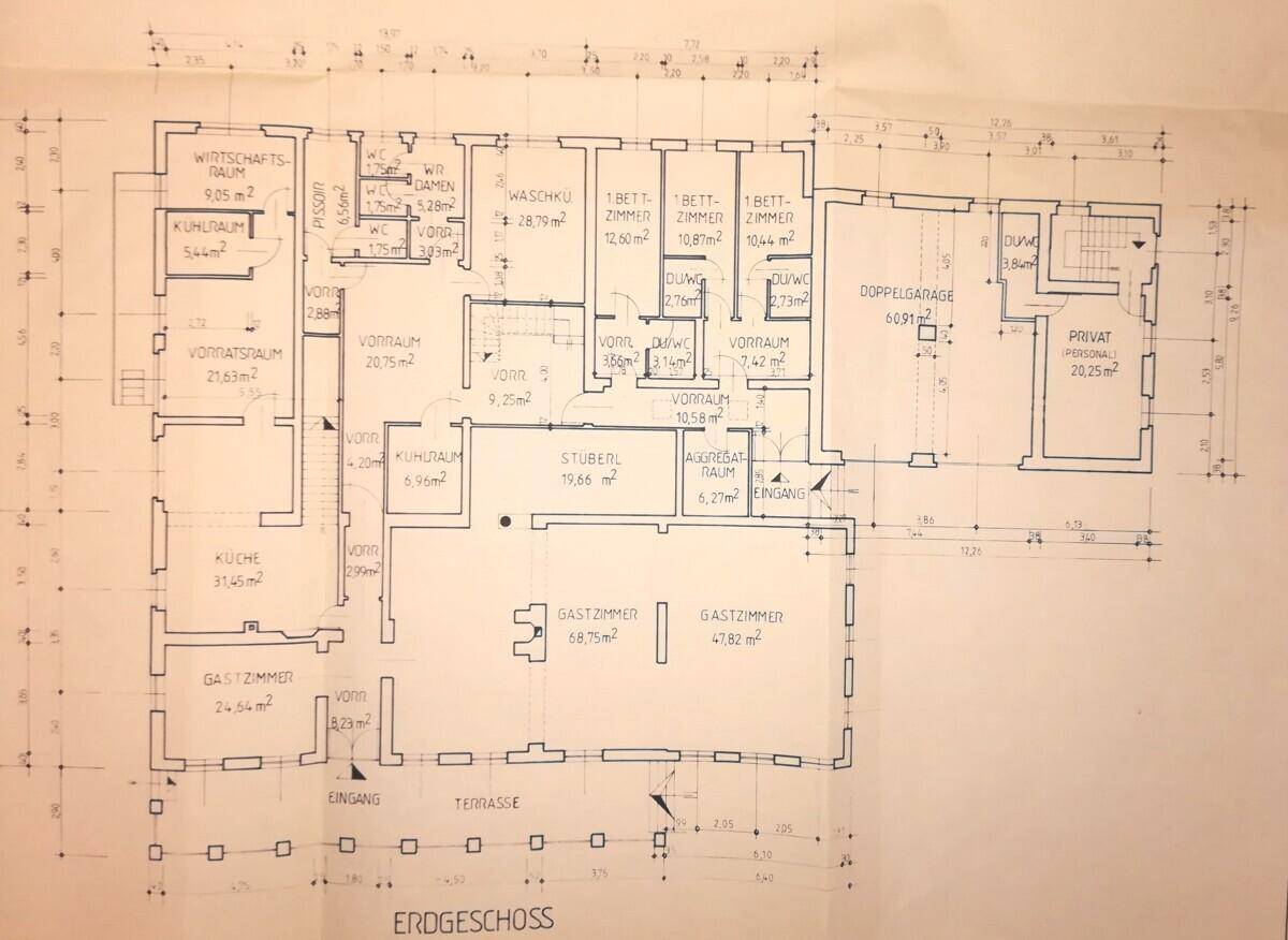 Grundriss des Erdgeschosses mit Gastzimmern, Küche und Doppelgarage.