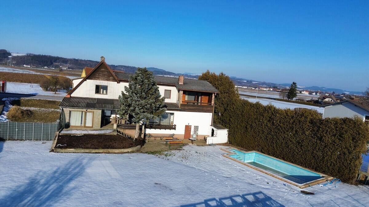 Ansicht des Hauses mit Pool und weitem Blick auf die verschneite Landschaft.