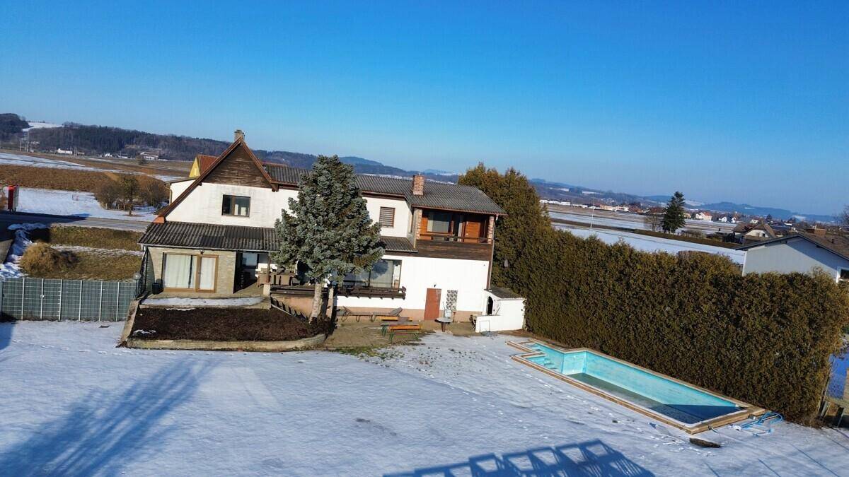 Ansicht des Hauses mit Pool und weitem Blick auf die verschneite Landschaft.