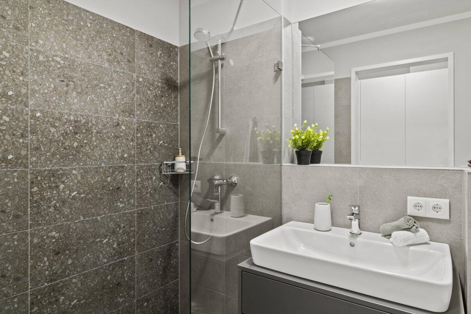 Modernes Badezimmer mit großer begehbarer Dusche und Einzelwaschbecken.