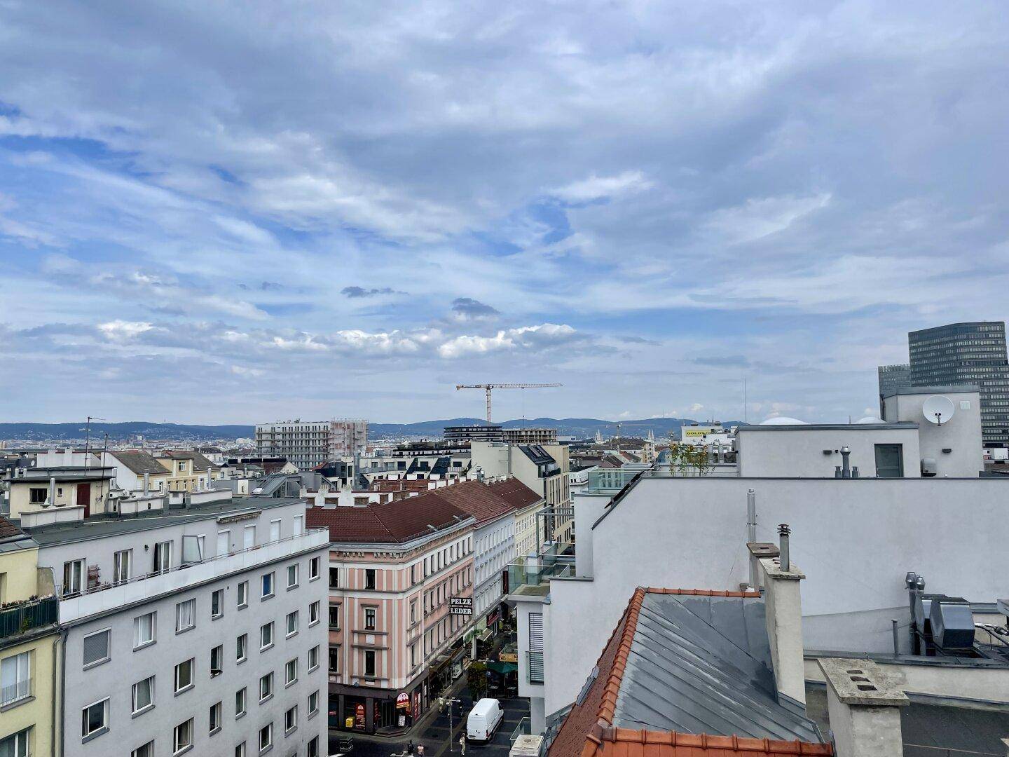 große Gemeinschaftsdachterrasse mit Outdoorkitchen