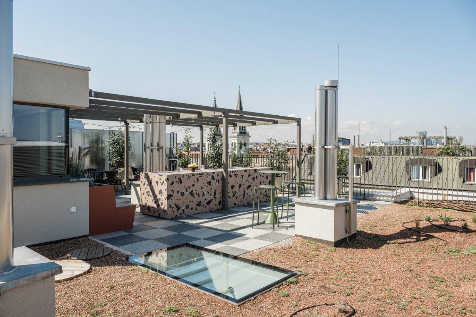 große Gemeinschaftsdachterrasse mit Outdoorkitchen