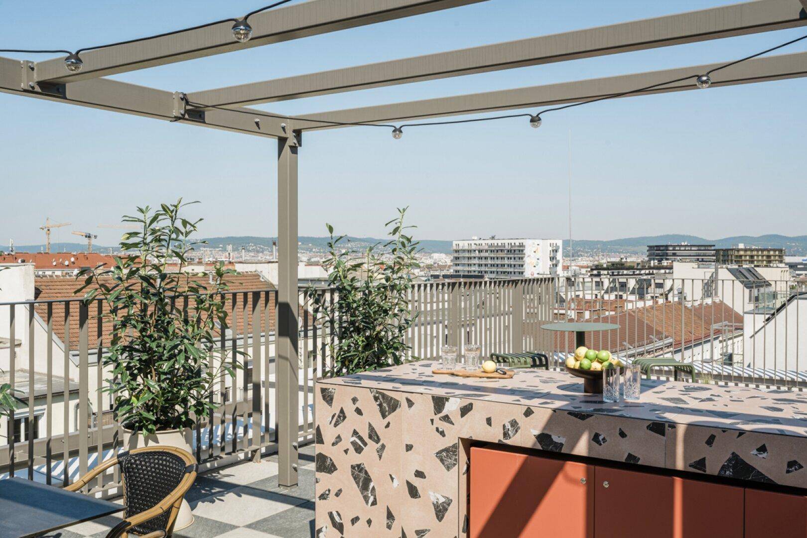 große Gemeinschaftsdachterrasse mit Outdoorkitchen