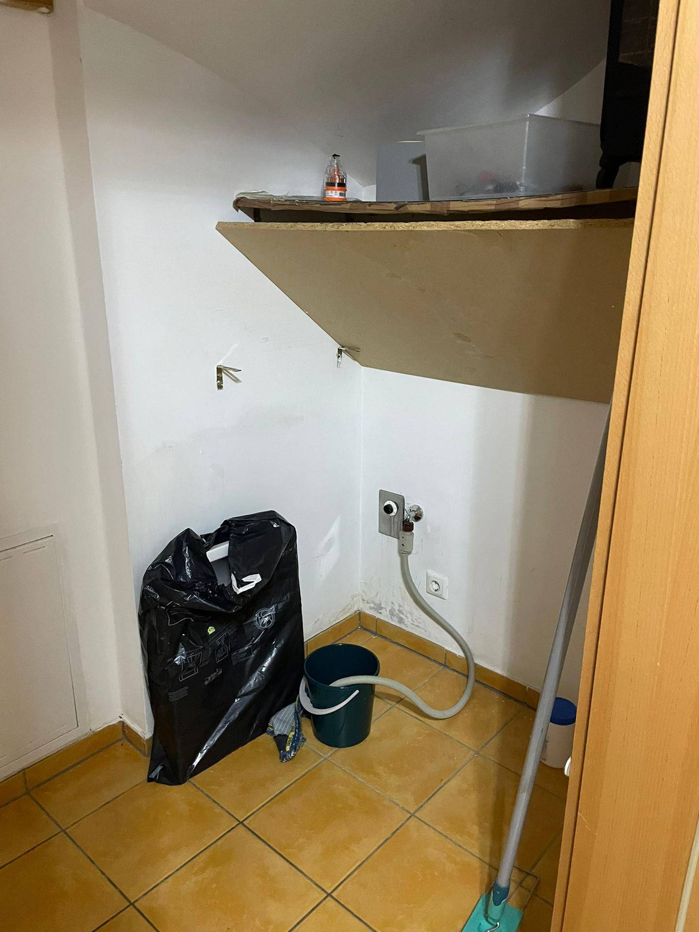 Kleiner Hauswirtschaftsraum mit Wasseranschluss und Ablagefläche.