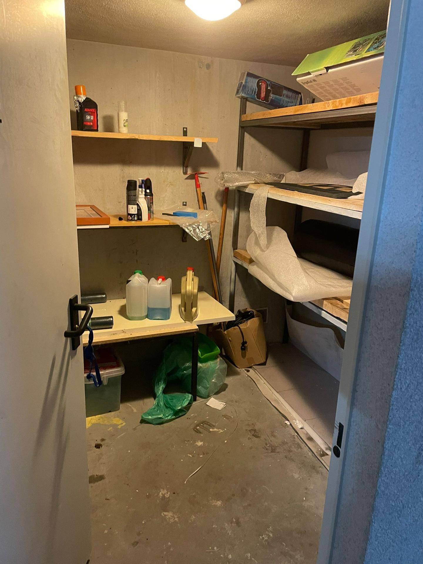 Geräumiger Abstellraum mit Regalen für Lagerung und Haushaltsgegenstände.