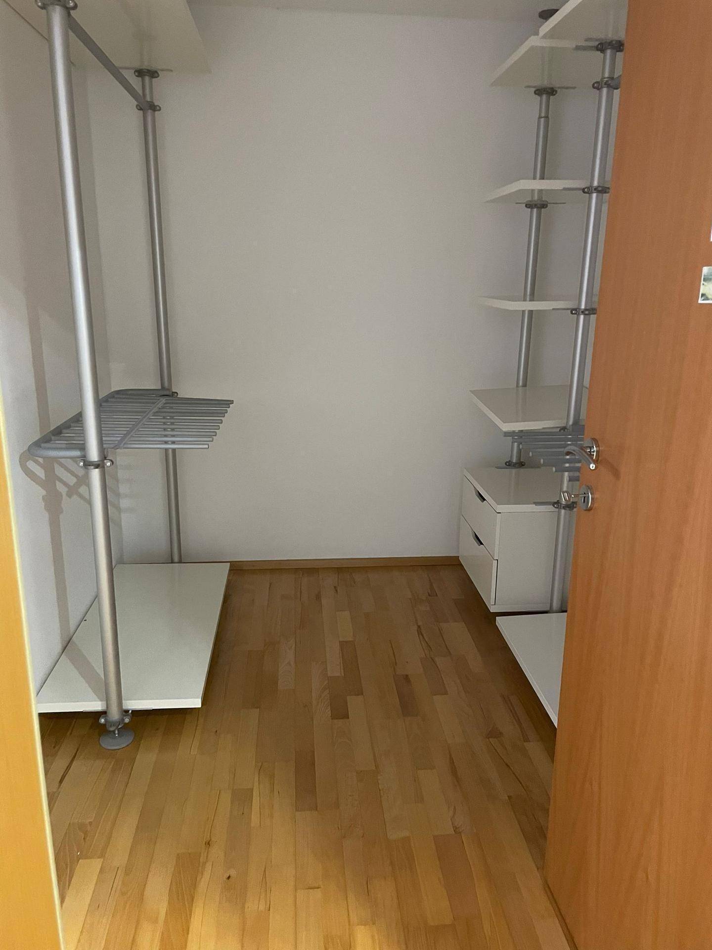 Begehbarer Kleiderschrank mit Regalsystemen und Kleiderstangen für viel Stauraum.