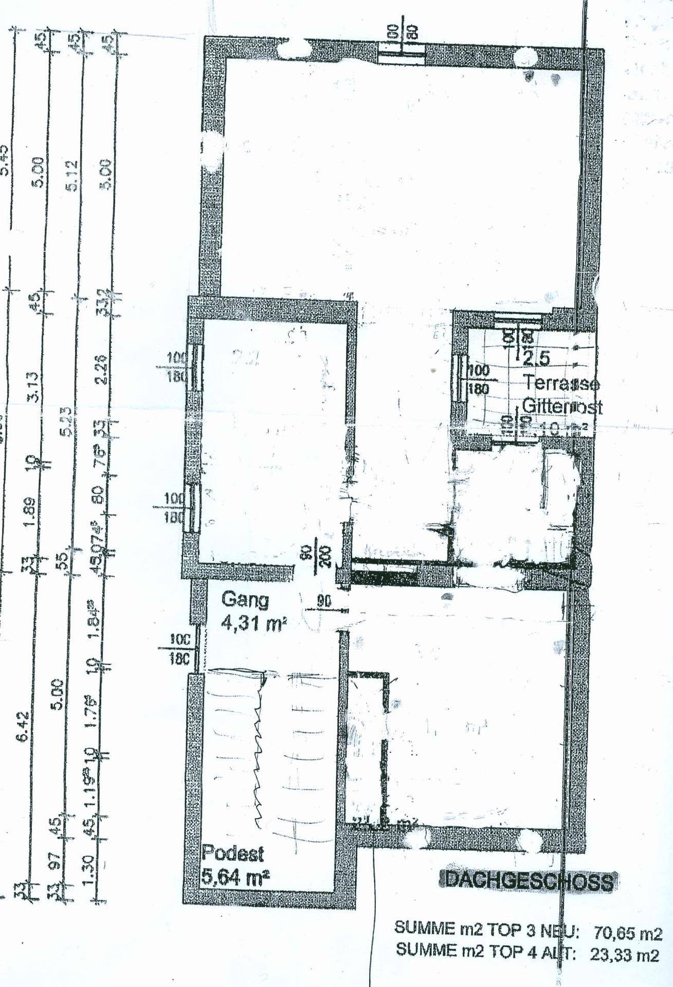 Grundriss des Dachgeschosses mit Raumaufteilung und einer Terrasse.