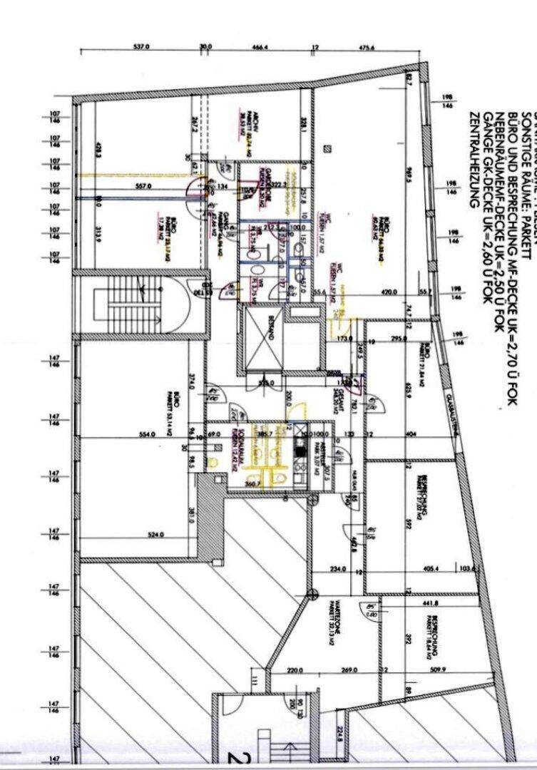 Detaillierter Grundriss mit verschiedenen Büroräumen, Fluren und Sanitärbereichen, inklusive kleinem Balkon.