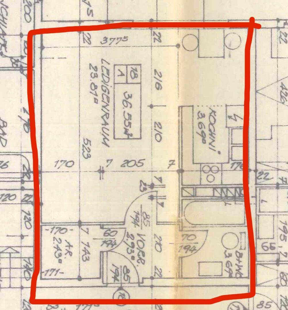 Grundriss eines Apartments mit Wohnbereich, Küche und Bad.